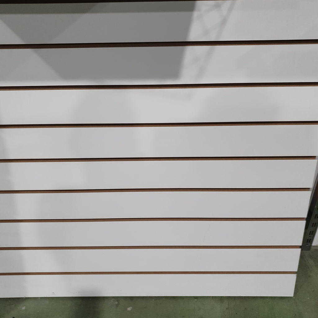 Panel de lama blanco mate de 10,5  lineas 120x120cm